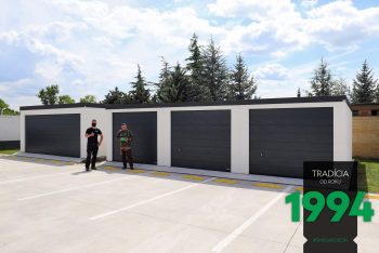 Spokojný zákazník s montážnikom pri radovej garáži