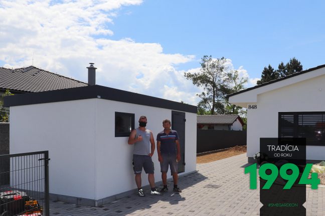 Spokojný zákazník s montážnikom pred záhradným domčekom