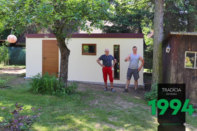 Spokojný zákazník s montážnikom pred záhradným domčekom