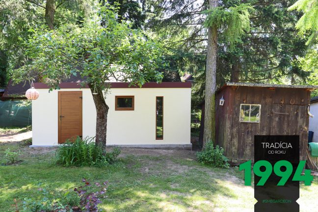 Záhradný domček pri malej drevenej chalúpke