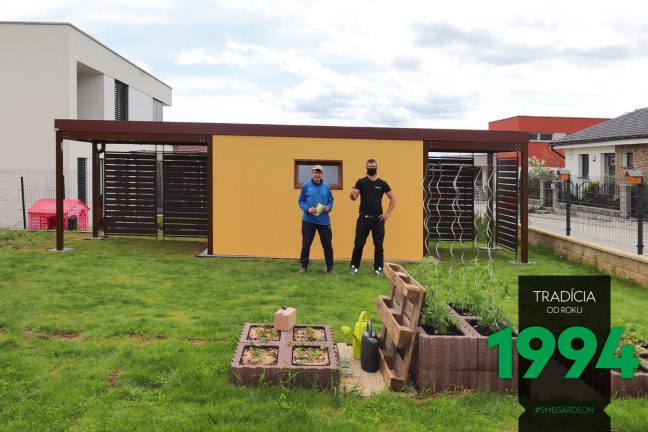 Spokojný zákazník s montážnikom pred záhradným domčekom