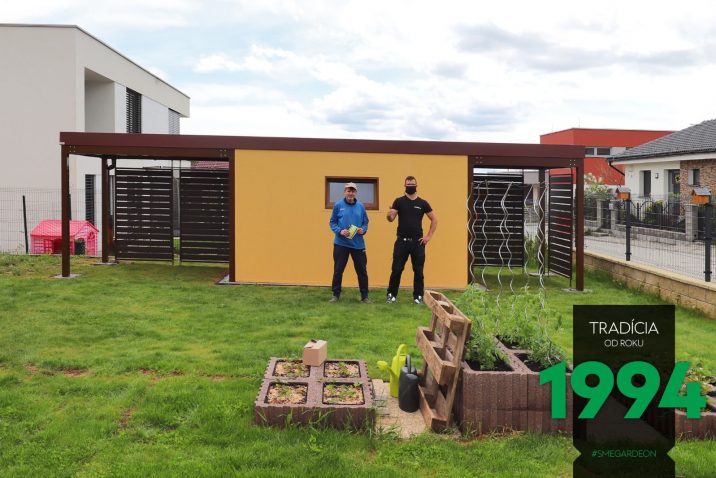 Spokojný zákazník s montážnikom pred záhradným domčekom