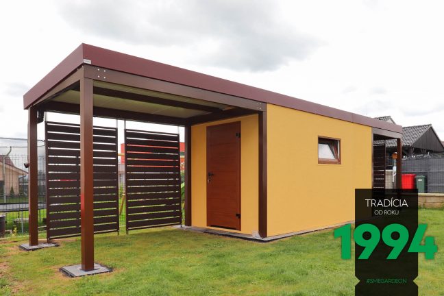 Záhradný domček v žltej omietke s dvoma prístreškami po bokoch