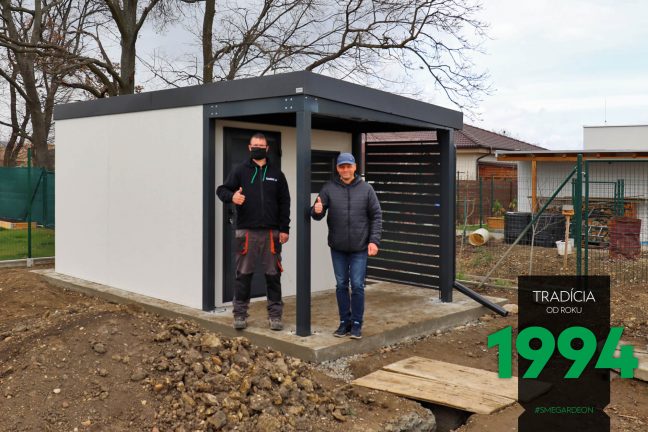 Spokojný zákazník s montážnikom pod záhradným domčekom s prístreškom