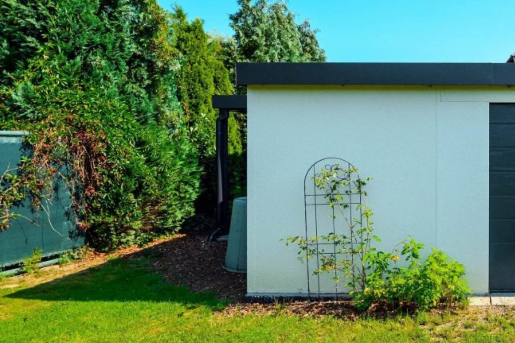 Kompost za záhradným domčekom.