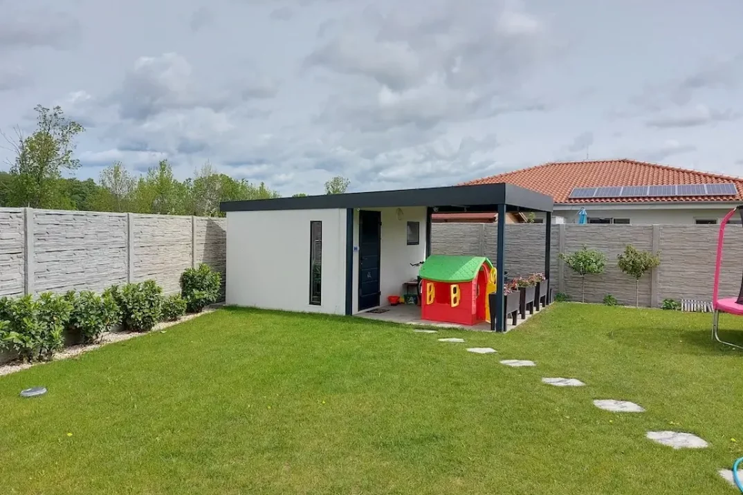 Záhradný domček s prístreškom a detským domčekom