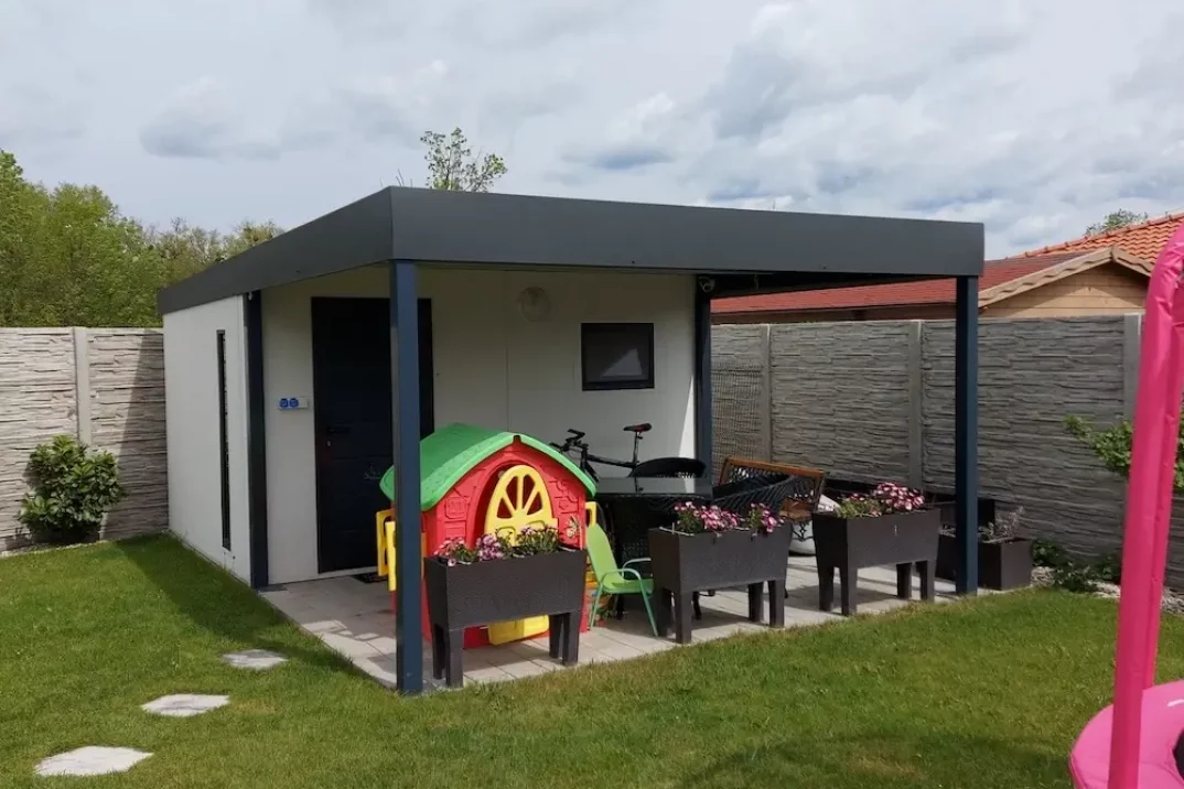 Záhradný domček s posedením a malým domčekom pre deti