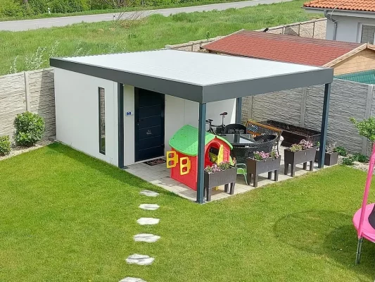 Záhradný domček s prístreškom pre vonkajšie posedenie v okrese Skalica