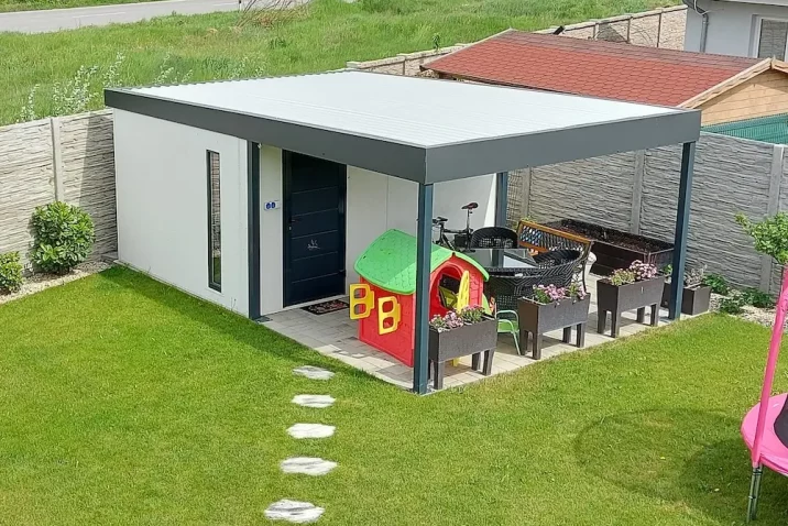 Malý hračkársky domček pod prístreškom