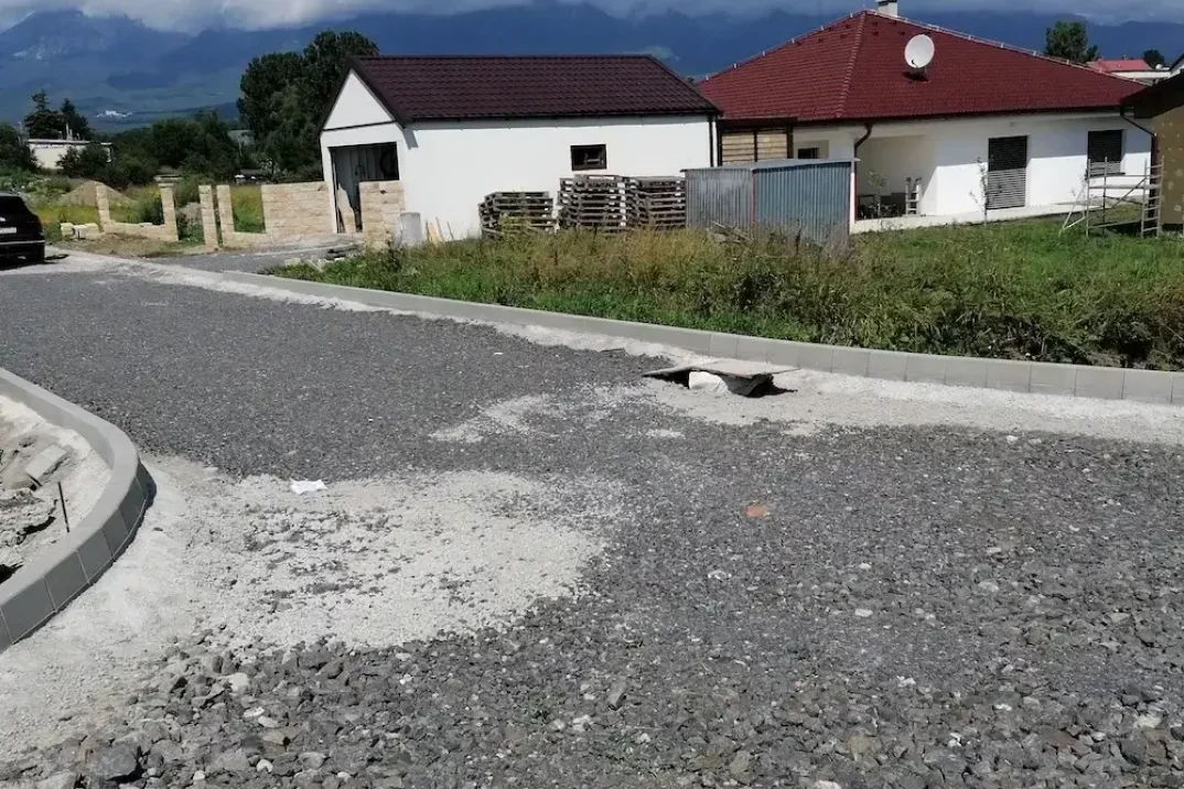 Garáž so sedlovou strehcou pri dome so sedlovou strechou