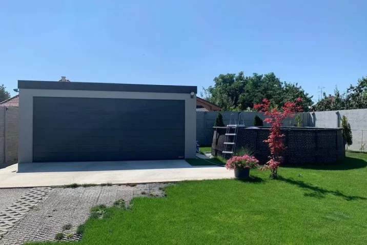 Dvojgaráž pri bazéne na záhrade