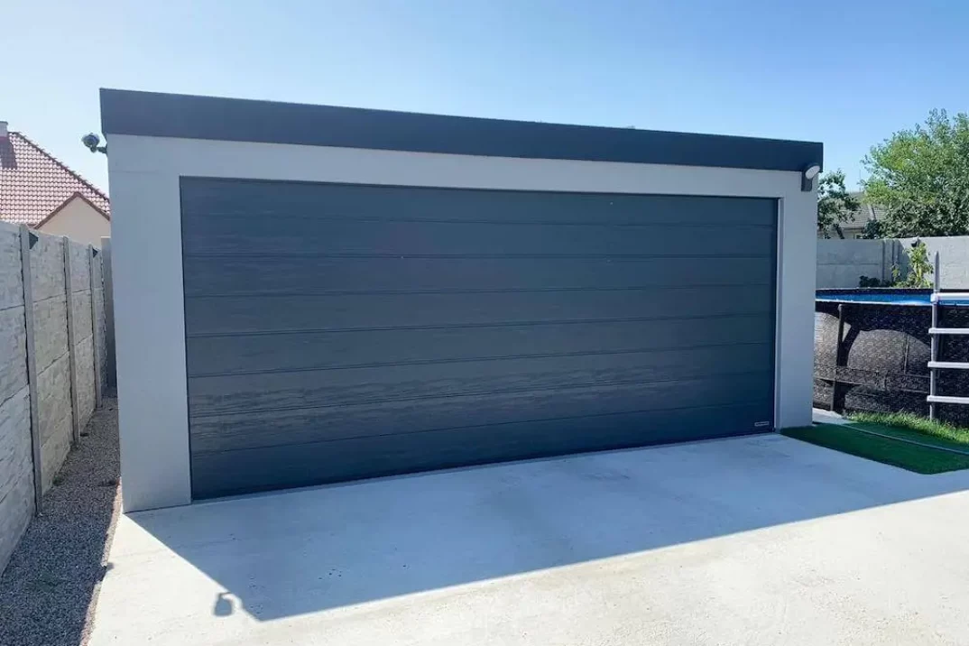 Dvojgaráž s tmavou atikou na záhrade