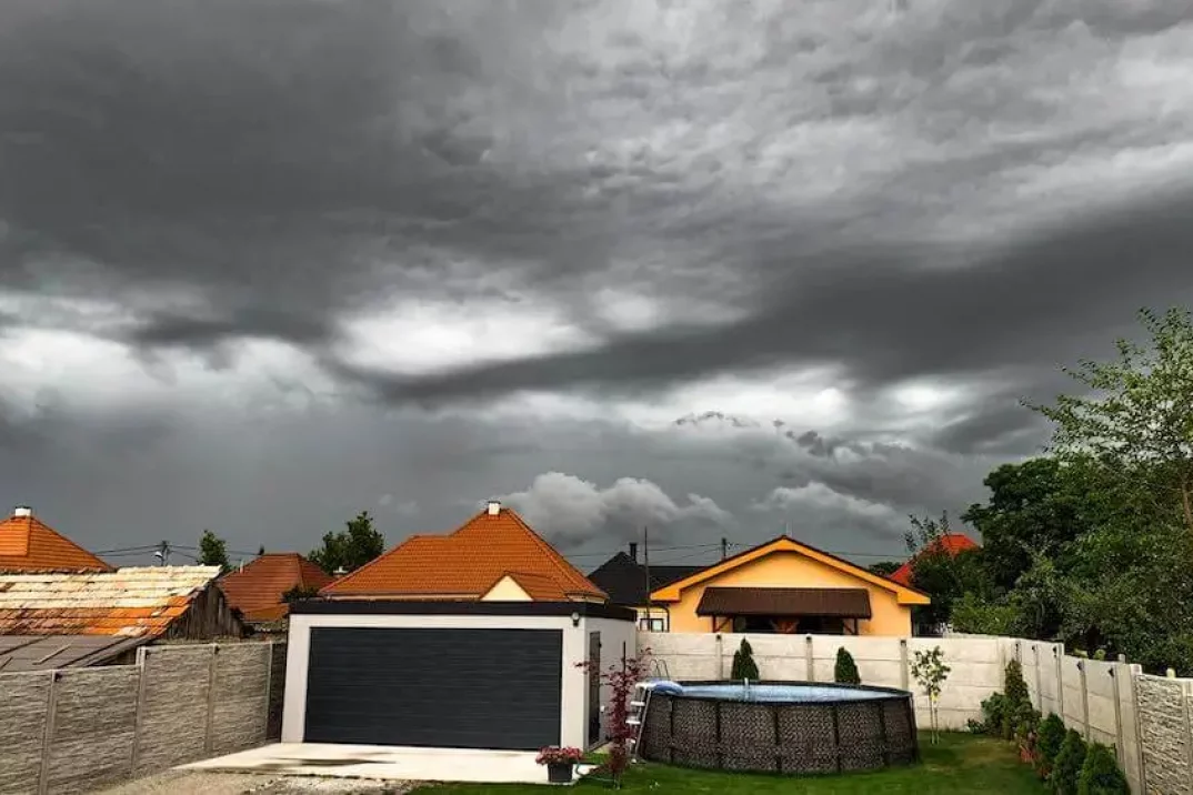 Namontovaná dvojgaráž pri okrúhlom bazéne