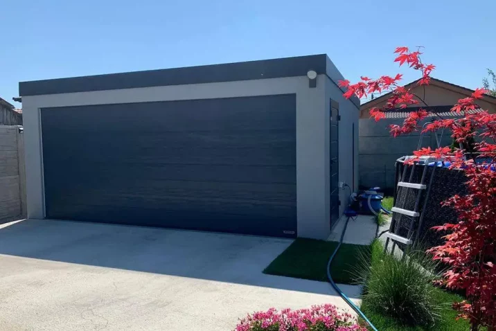 Dvere na boku dvojgaráže