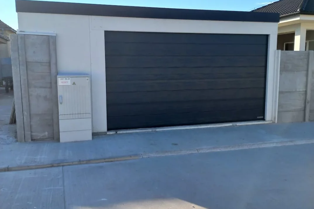 Garáž pre dve autá namontovaná pri plote