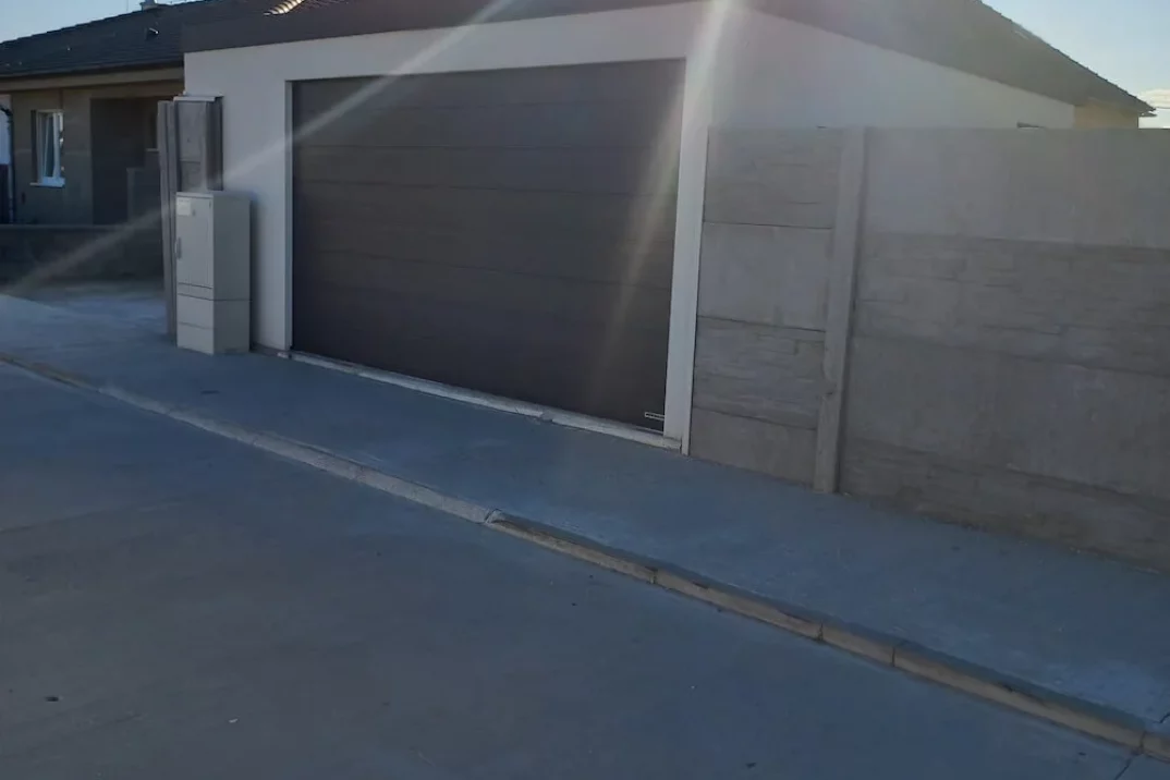 Garáž namontovaná od cesty