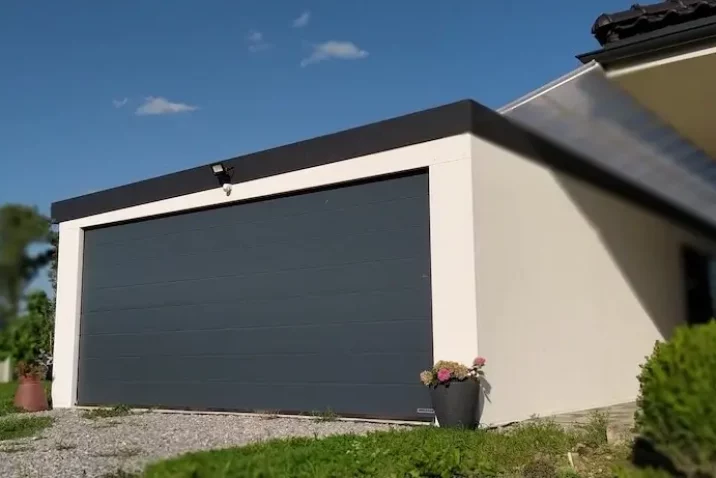 Dvojgaráž v bielej omietke