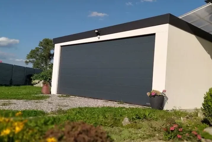 Dvojgaráž v bielej omietke na záhrade