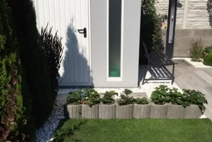 Záhradný domček v sivej omietke