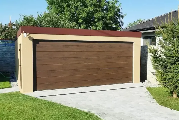 Garáž pre dve autá s garážovou bránou v dubovom prevedení