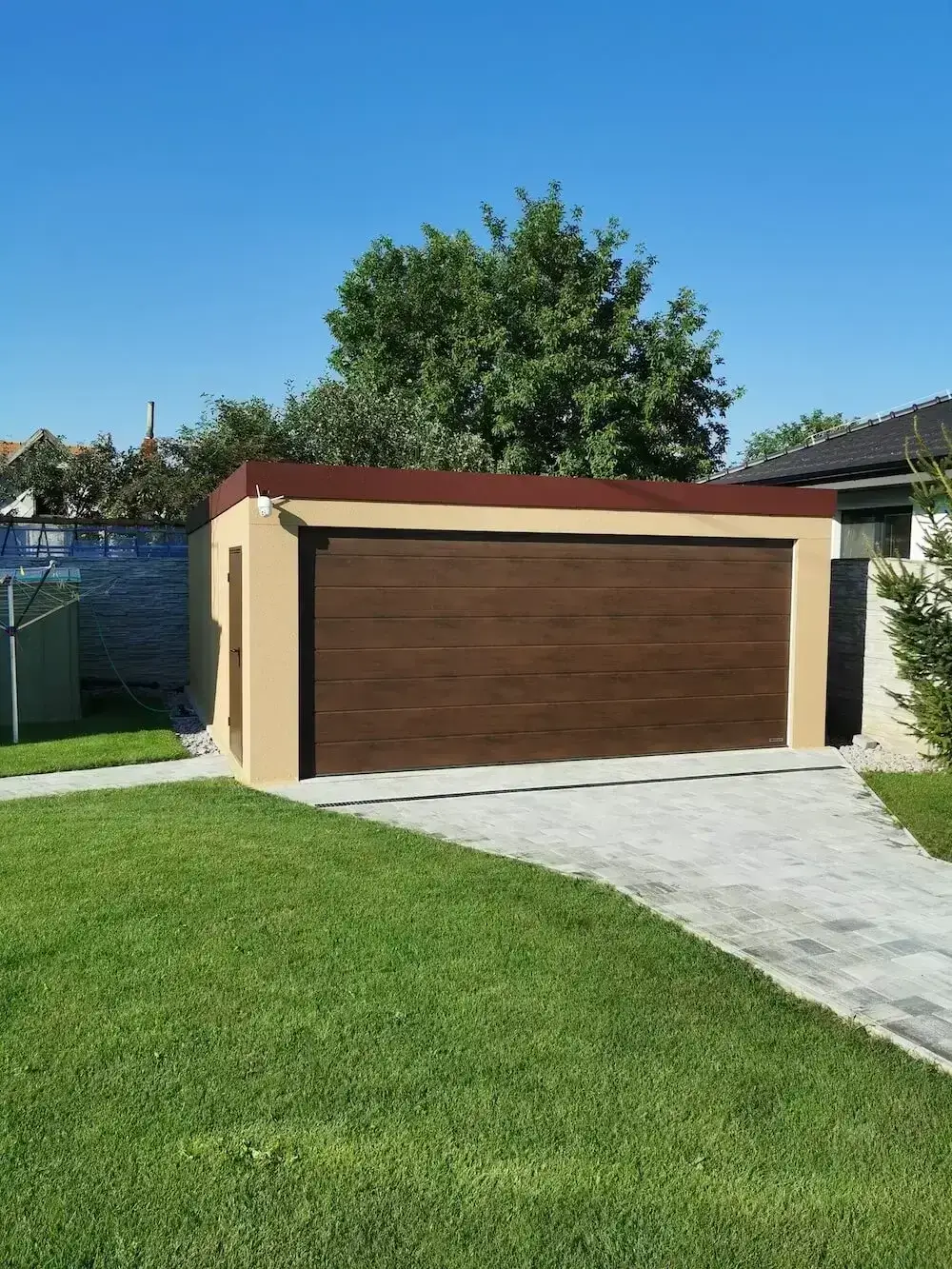Garáž pre dve autá s dverami