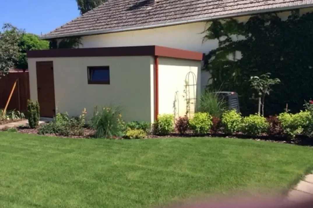 Garáž pre jedno auto s verami a oknom na záhrade