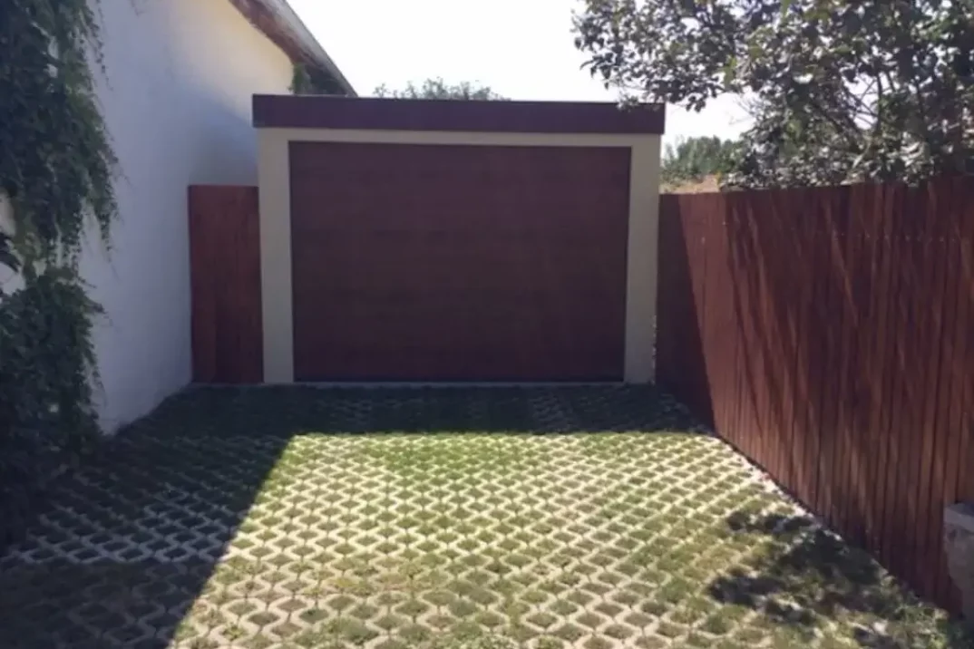 Garáž pre jedno auto súčasťou plotu