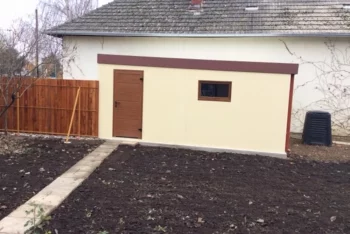 Garáž s dverami a oknom čerstvo po montáži