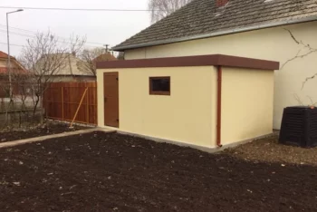 Garáž s dverami a oknom po montáži na záhrade