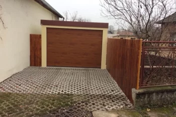 Garáž čerstvo po montáži