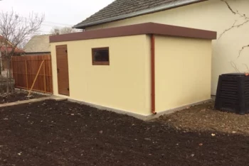 Garáž pre jedno auto s dverami a oknom čerstvo po montáži