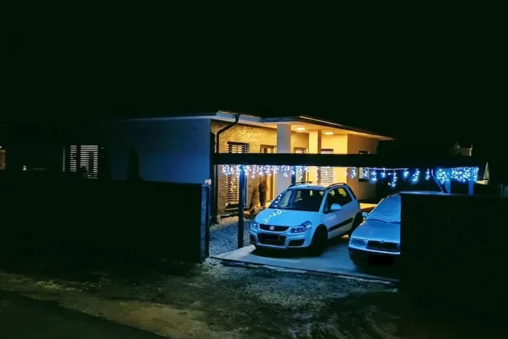 Vianočná výzdoba na prístrešku SIEBAU