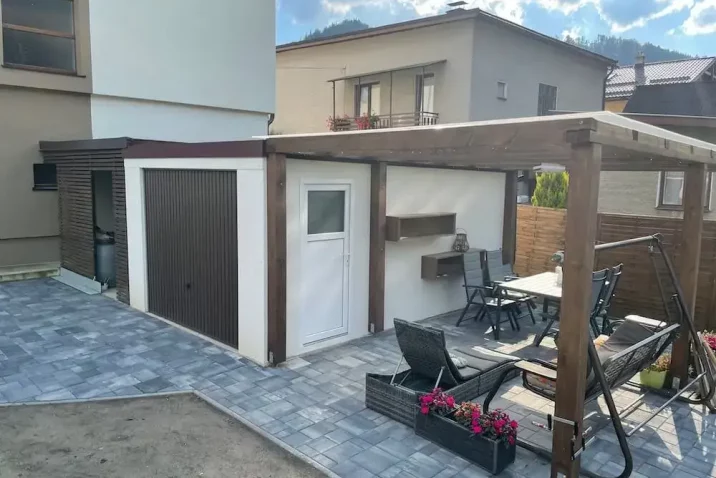 Pristavený altánok ku garáži s posedením