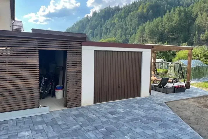 Pristavený altánok ku garáži