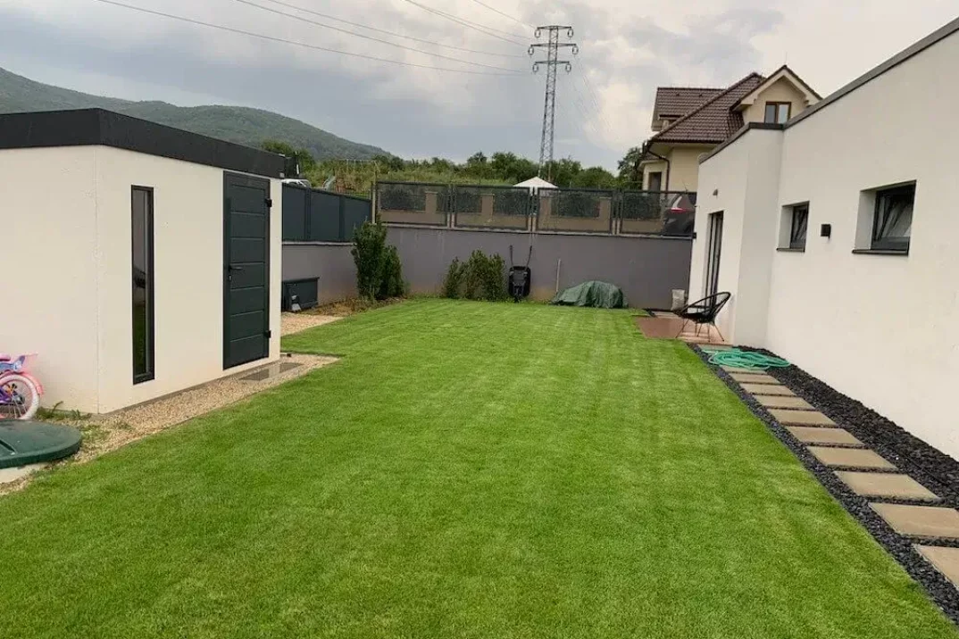 Záhradný domček v bielej omietke na záhrade