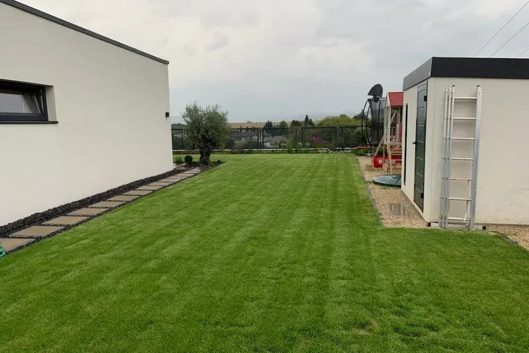 Záhradný domček na záhrade oproti domu