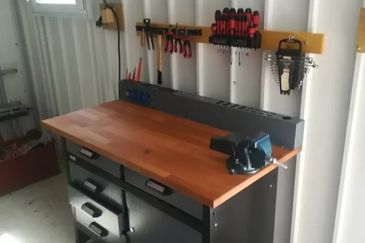 Ponk s náčiním v záhradnom domčeku