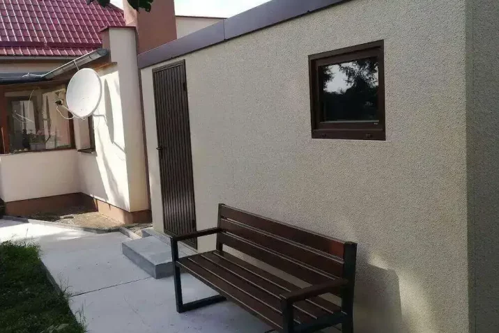 Lavička pred záhradným domčekom