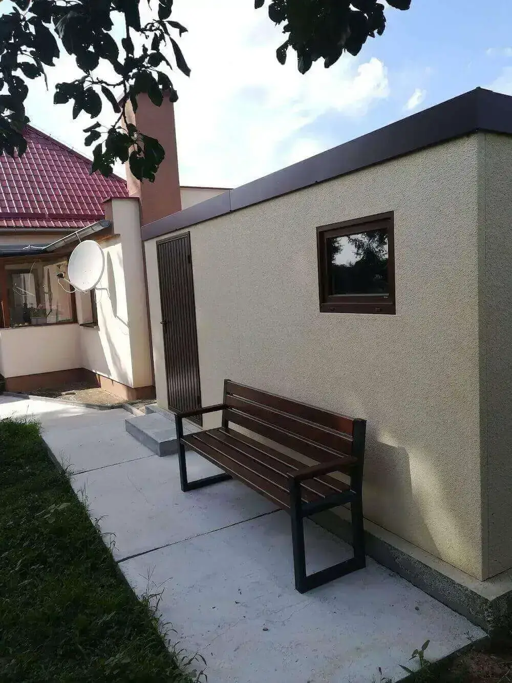 Lavička pred záhradným domčekom