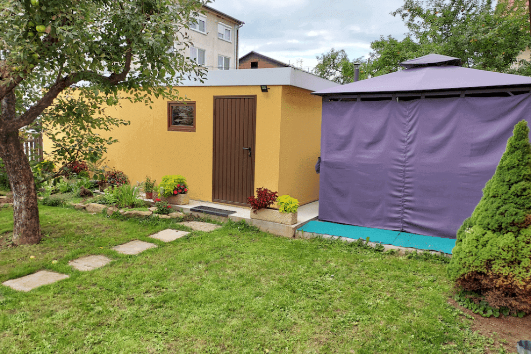 Žltá garáž pre jedno auto pri fialovom stane