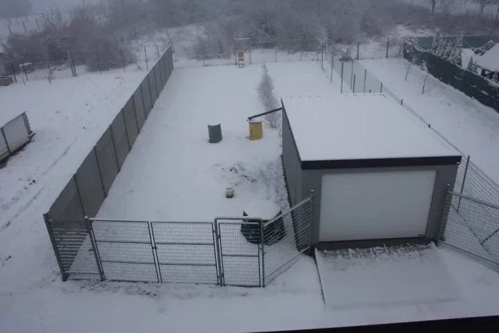 Montovaná garáž počas zimy