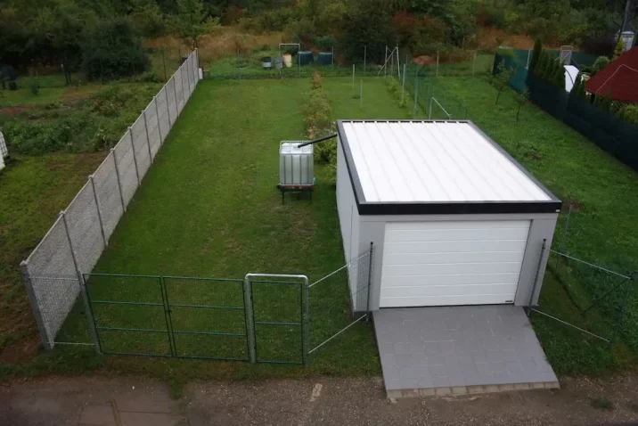 Montovaná garáž počas jari