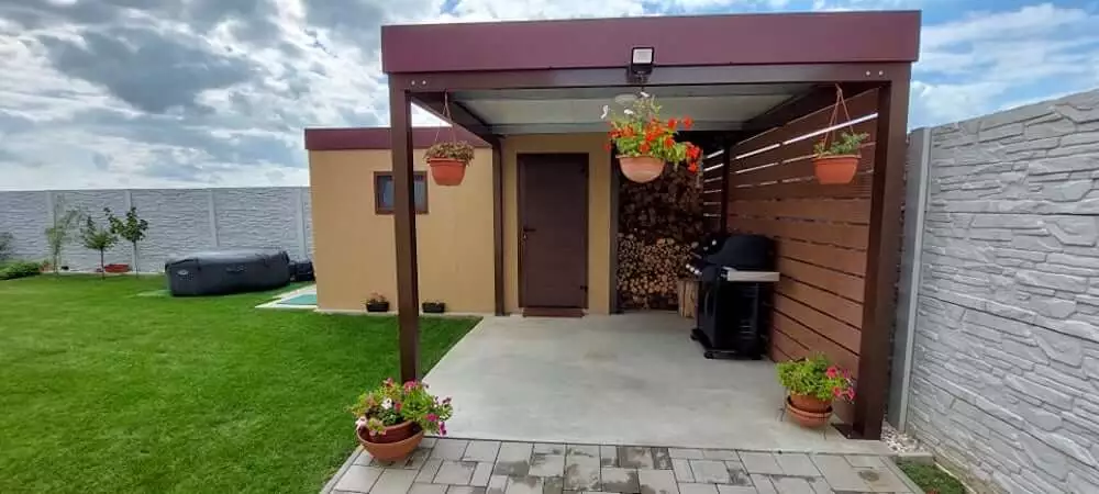 Záhradný domček s prístreškom na záhrade