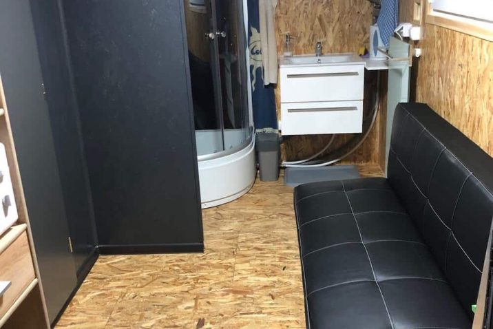 Čierny gauč v záhradnom domčeku