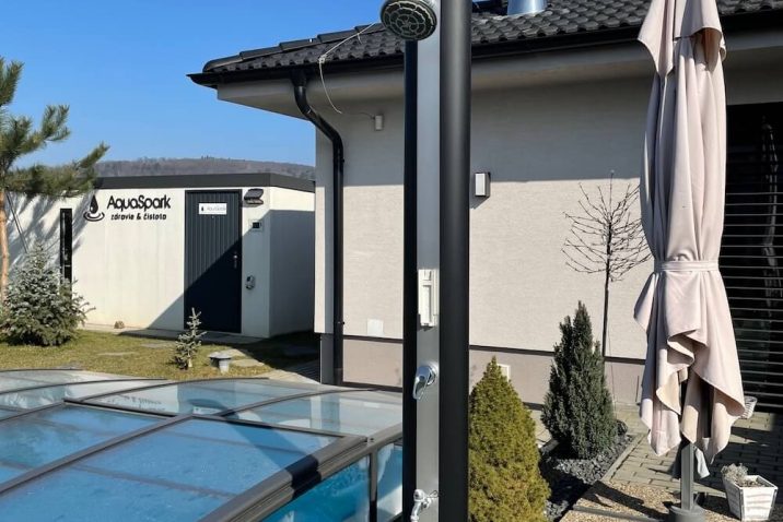 Sprcha pri zakrytom bazéne
