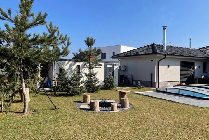 Kmene stromov na sedenie pred záhradný domčekom