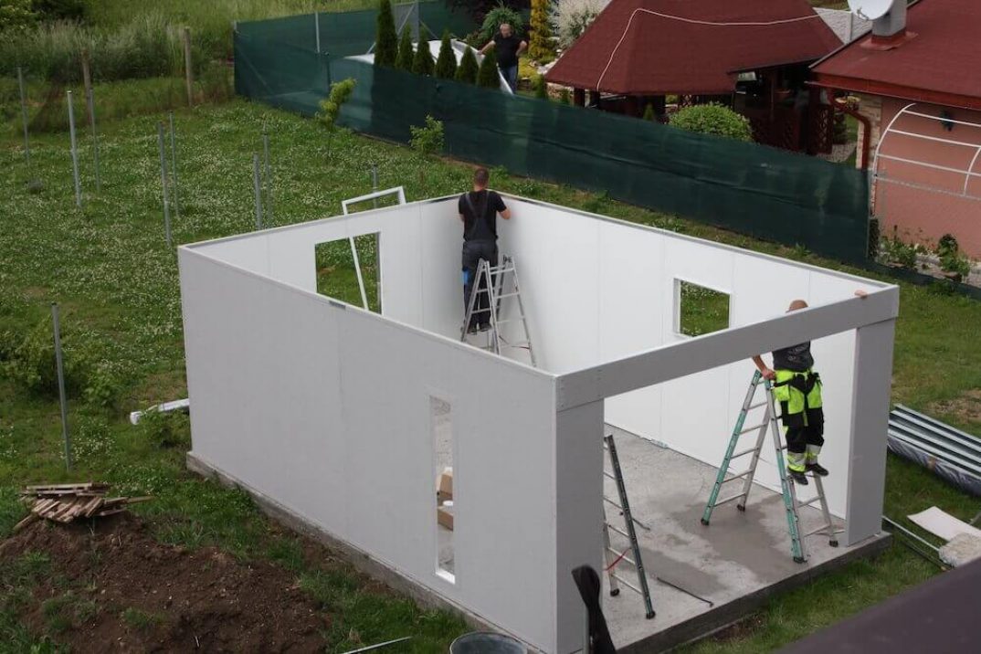 Montážnici montujú garáž zákazníkovi