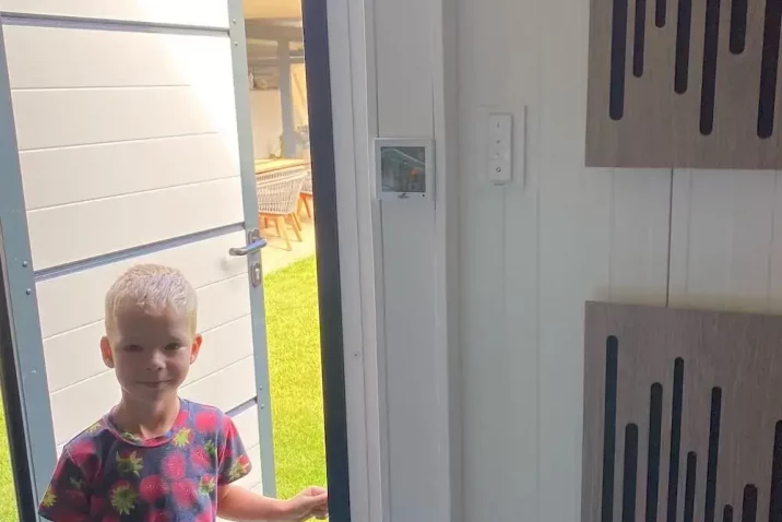 Chlapček vo dverách záhradného domčeka