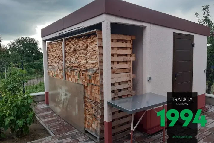 Záhradný domček s prístreškom na drevo