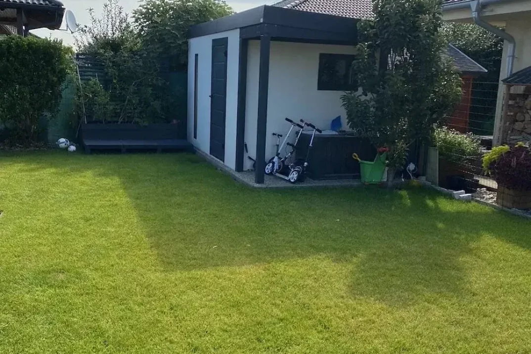 Záhradný domček s prístreškom na záhrade
